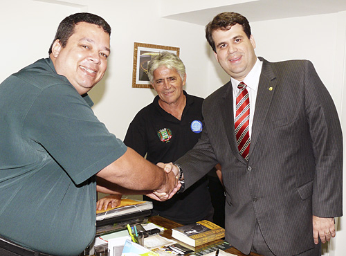 O deputado federal Áureo (D), com Mila (E) e Ronaldo Simões / Foto: Alberto Ellobo