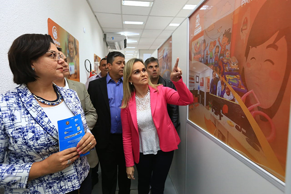 Belford Roxo inaugura Cras do Centro para atender quatro mil famílias 2 DANIELA MOSTRA NOVO CRAS À MARIANA_RAFAEL BARRETO/PMBR