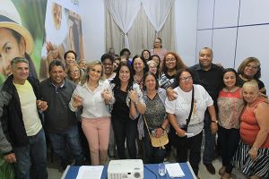 Prefeitura criará espaços fixos para trabalhadores da economia solidária 3 DANIELA E NUNA COM FUNCIONÁRIOS