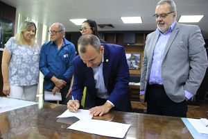 Prefeitura e DER assinam convênio de obras para Belford Roxo 1 WAGUINHO COM O PRESIDENTE DO DER ASSINANDO CONVÊNIO13092019