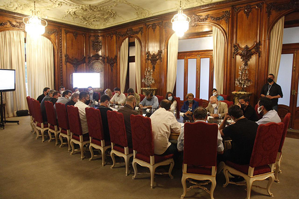 Cláudio Castro se reúne com setor produtivo para discutir adoção de feriado prolongado