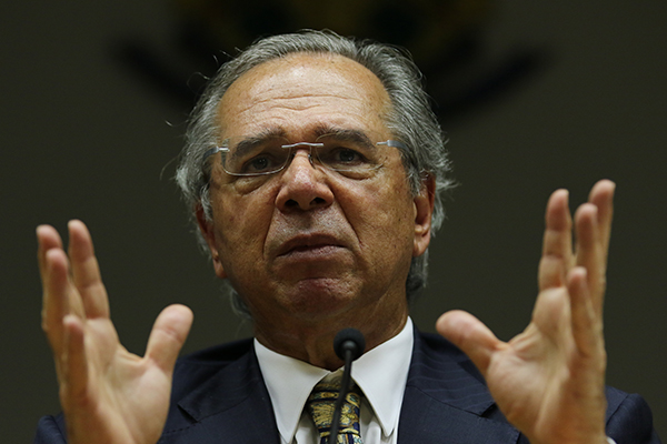 Guedes anuncia antecipação de 13º de beneficiários do INSS