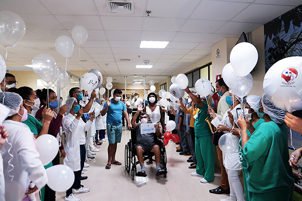 Média de mortes diárias por covid-19 cai 28% em um mês no país