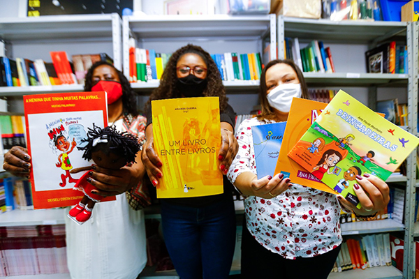 Professores da rede municipal de Belford Roxo publicam livros valorizando a infância e a educação