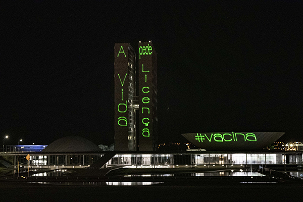 Câmara aprova projeto que autoriza governo a quebrar patente para produzir vacinas