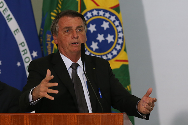 Com obstrução intestinal, Bolsonaro será levado para São Paulo