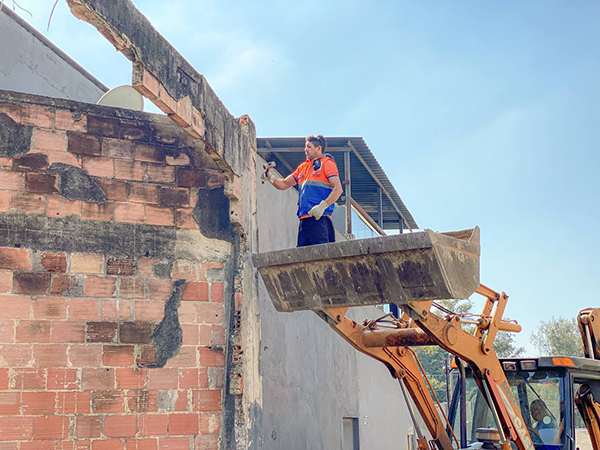 Meriti faz demolição parcial de muro com risco de queda no centro da cidade