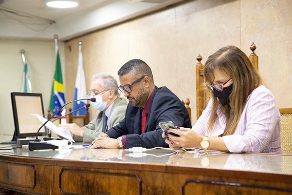 Secretários municipais de Fazenda e de Educação se reúnem com os vereadores no plenário da Câmara