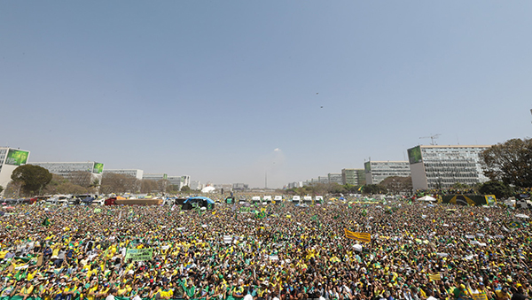 Presidente Bolsonaro participa de manifestação pró-governo em Brasília