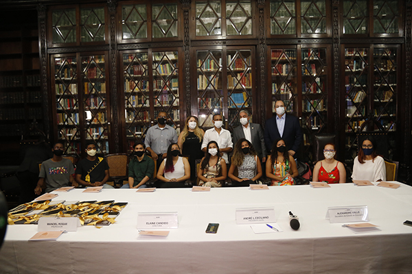 Governador em exercício se reúne com alunos classificados para a Olimpíada de Matemática da China