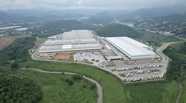 Governador visita centro de distribuição do Magalu, em Duque de Caxias