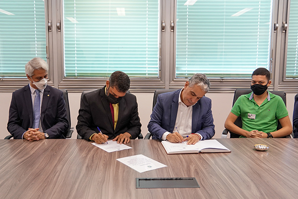 Deputado Jari Simão toma posse e assume mandato na Alerj