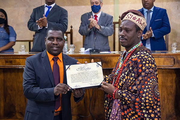 Sacerdote Nigeriano recebe homenagem do vereador Catiti