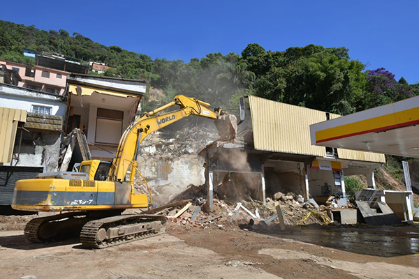 Governo do estado demole construções condenadas pela Defesa Civil em Petrópolis