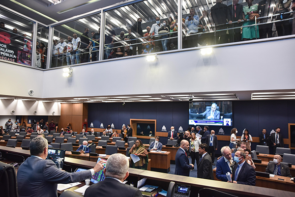 Alerj derruba veto do governo a reajuste de auxílios para agentes de segurança