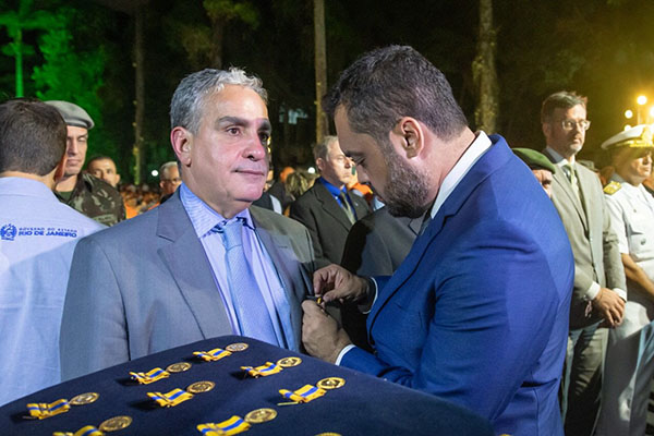 Presidente da Alerj é homenageado com a Medalha Mérito da Defesa Civil