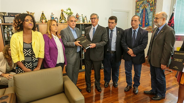 Alerj entrega relatório do impeachment ao tribunal de justiça do estado