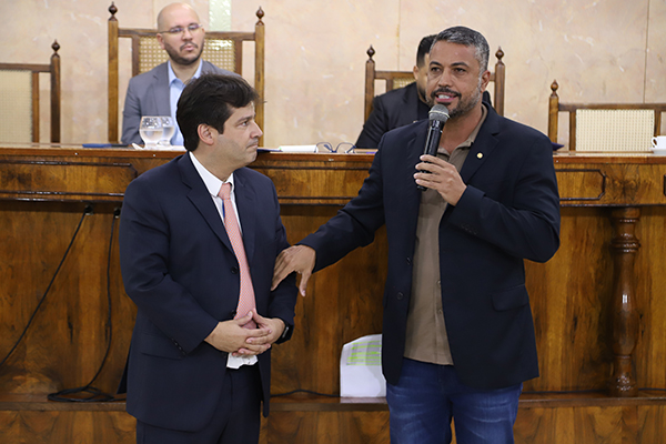 Vereador Serginho concede moções na Câmara