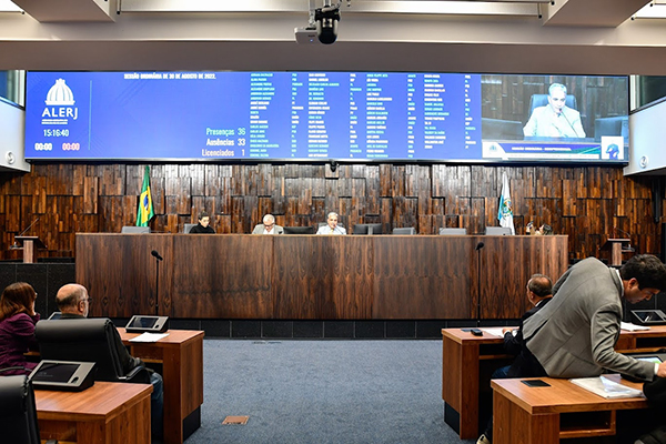 Alerj derruba veto do governo e funcionários da Cedae poderão ser realocados