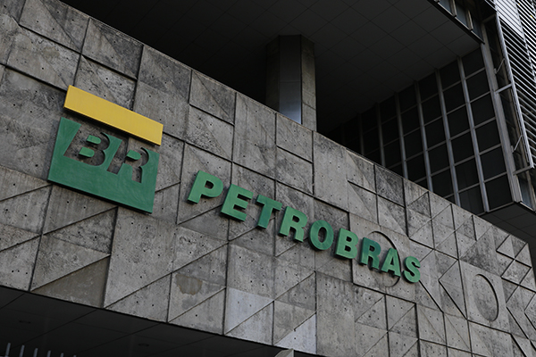 Petrobras reduz preço da gasolina de aviação