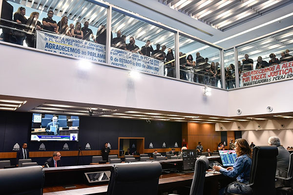 Foto: Banco de Imagens Mulheres terão acompanhantes em consultas e exames que envolvam algum tipo de sedação