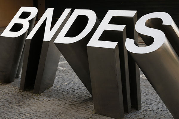 Foto: Banco de Imagens Embraer obtém crédito do BNDES para produção e exportação de aviões