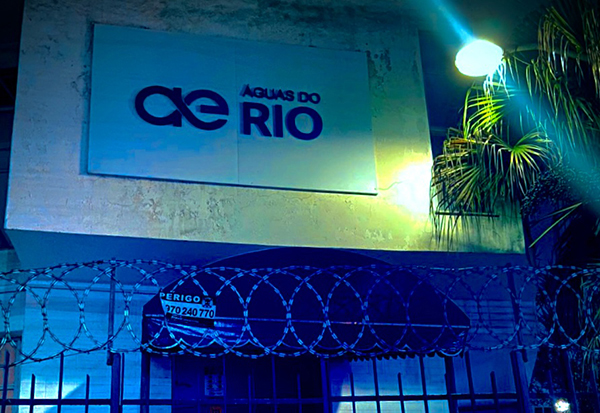 Lojas da Águas do Rio recebem iluminação especial pelo Novembro Azul