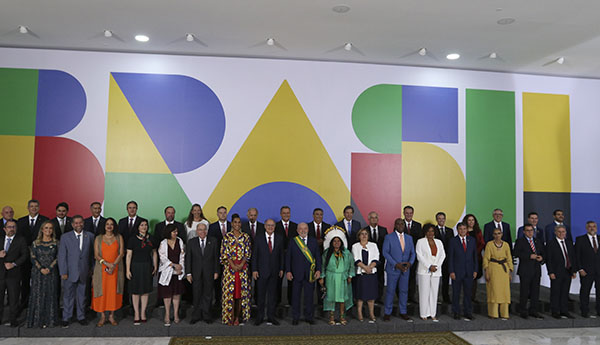 Lula dá posse a ministros e assina primeiras medidas de governo