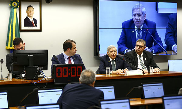 Na Câmara, ministro do GSI diz que país vive “situação esdrúxula”