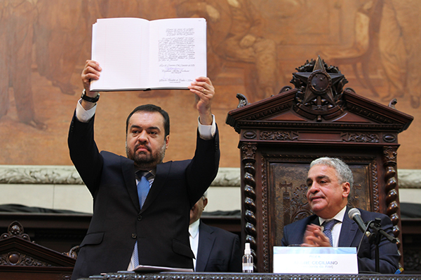 Reeleito com quase 5 milhões de votos, Cláudio Castro é empossado 