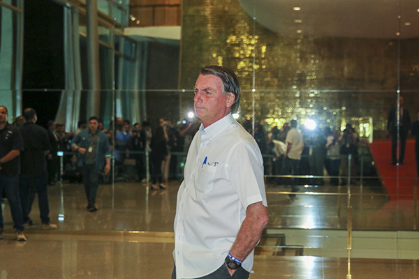 Deputados do PT entram com representação criminal contra Bolsonaro