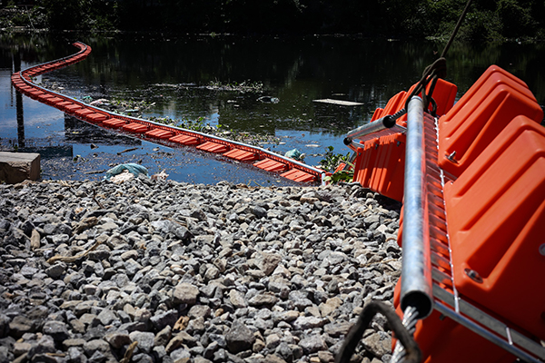 Governo do Estado instala ecobarreiras em rios que deságuam na Baía de Guanabara