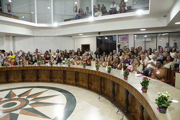 Homenagem às mulheres lota o plenário da Câmara de Duque de Caxias