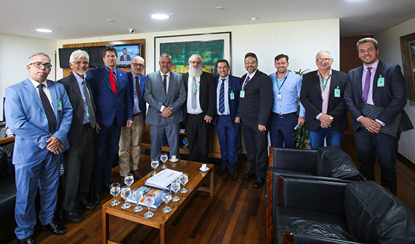 Ministro Paulo Pimenta recebe representantes de jornais do interior