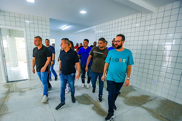 Prefeito acompanha obras de creche e escola no Parque Suécia