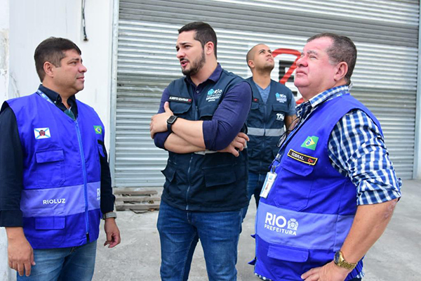 Rioluz monta força-tarefa para retirar fios abandonados no bairro de São Cristóvão