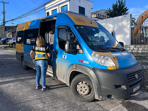 Detro flagra van que improvisou bancos de passageiros com almofadas no chão