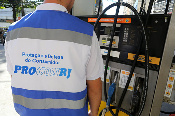 Procon RJ fará operação em postos de combustíveis para verificar redução de preços