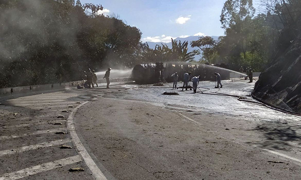 Foto: Banco de Imagens Bombeiros controlam incêndio em caminhão na BR-040, em Duque de Caxias