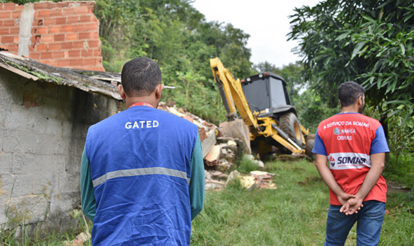 Gated retira três casas irregulares em Itaipuaçu