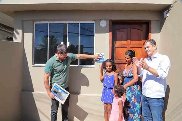 Programa Habitar entrega 10 casas reformadas no bairro de Araçatiba