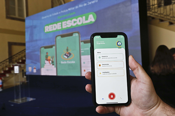 Governador Cláudio Castro lança aplicativo Rede Escola e entrega kits de uniformes para mais de 628 mil estudantes