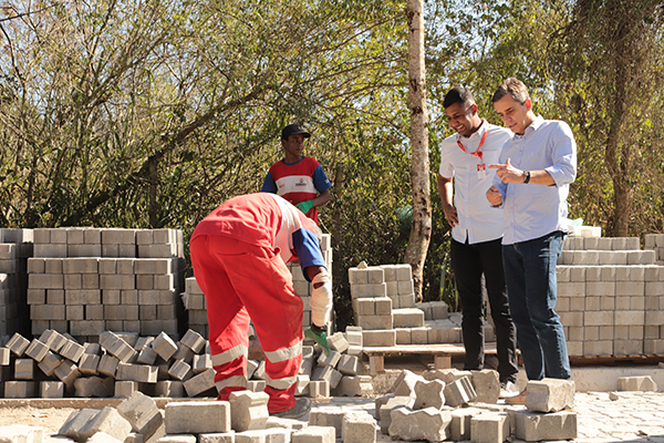 Prefeito de Maricá visita obras no Flamengo e em Itaipuaçu