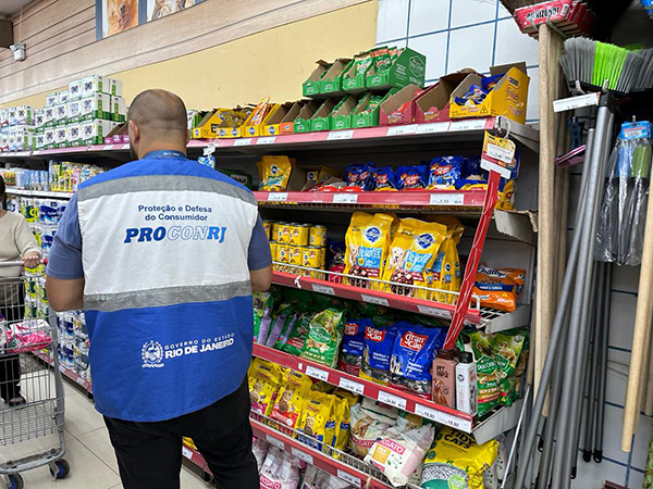 Procon-RJ descarta mais de 200 quilos de alimentos impróprios na Região Metropolitana do Rio