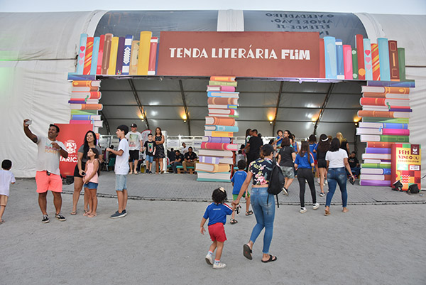 Segundo dia da Flim reúne centenas de pessoas em palestras com escritores