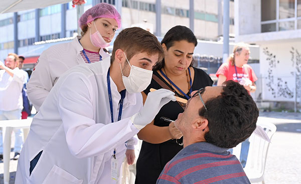 Alerj realiza ação gratuita de saúde bucal no largo da carioca