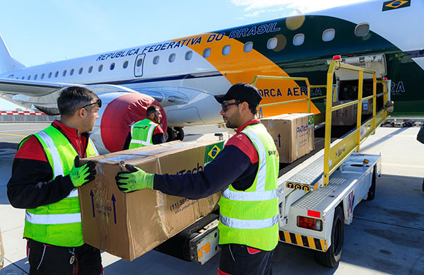 Avião que trará brasileiros de Gaza decola para o Egito