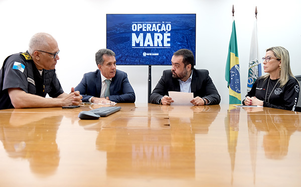 Cláudio Castro comemora resultado da Operação Maré 