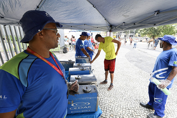 Cedae serve água gelada no centro do Rio de Janeiro