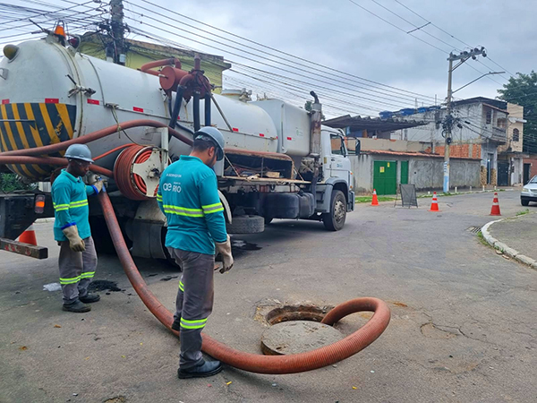 Pela primeira vez em 40 anos, comunidade em Duque de Caxias recebe serviços na rede de esgoto